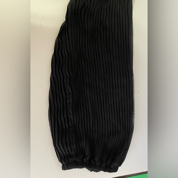 Women’s White House Black Market Pleated Chiffon Dress. - Picture 6 of 7